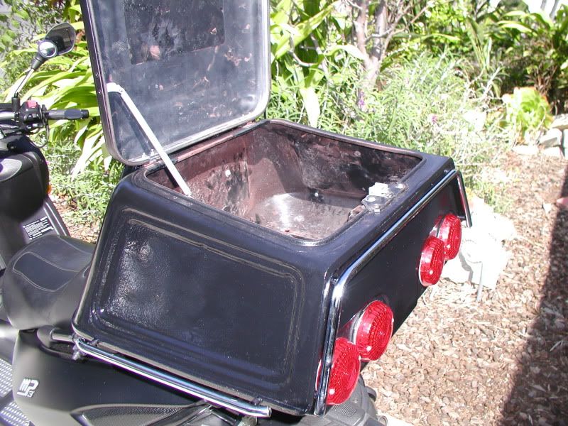 060_PIAGGIO_MP3500_VETTER_TRUNK_BOX_OPEN.jpg