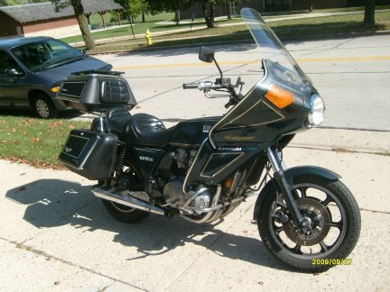 82KZ1300FrontRightViewWithLowers.JPG