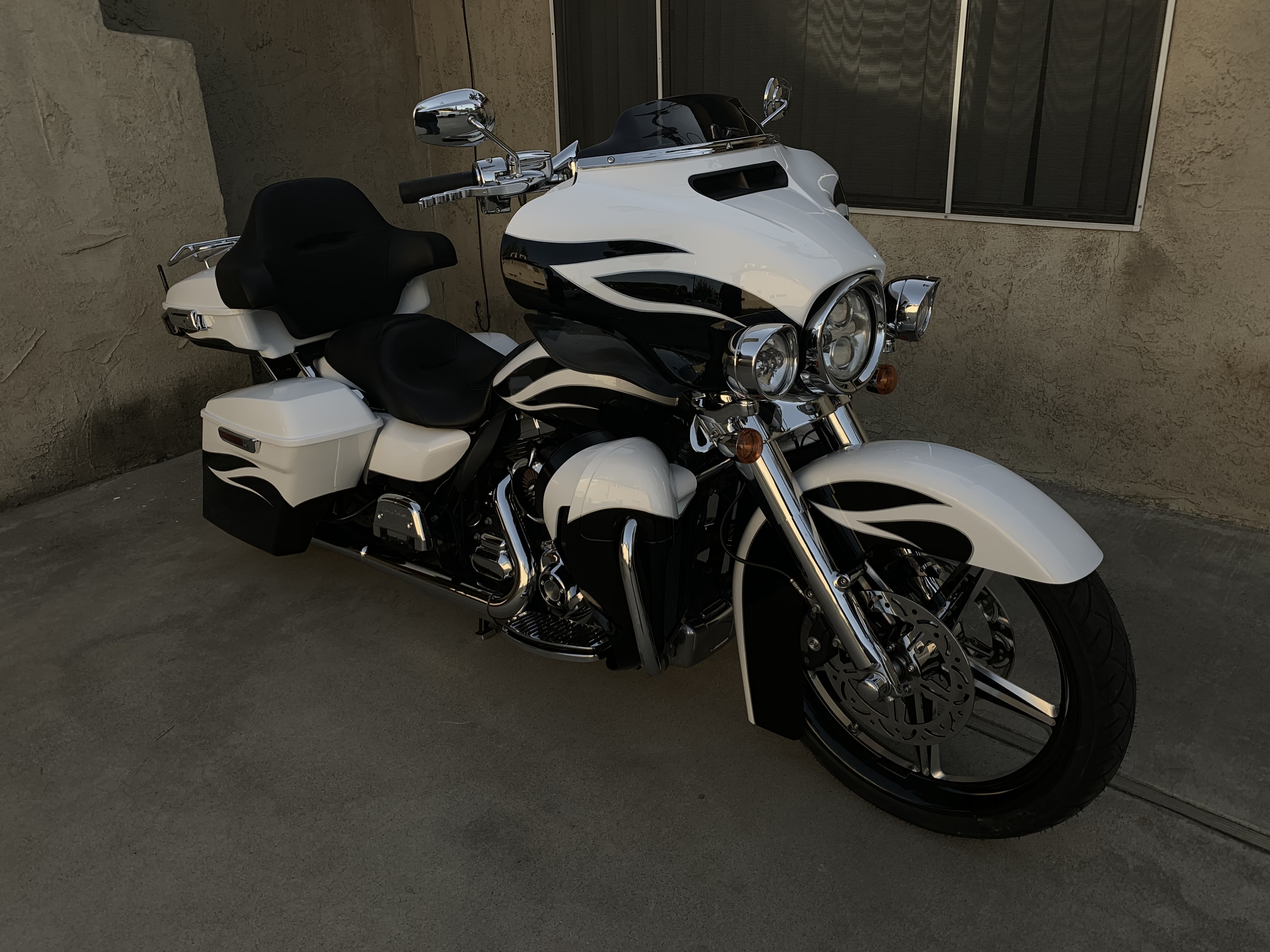 custom-harley-davidson-paint-fairing-speakers.jpeg