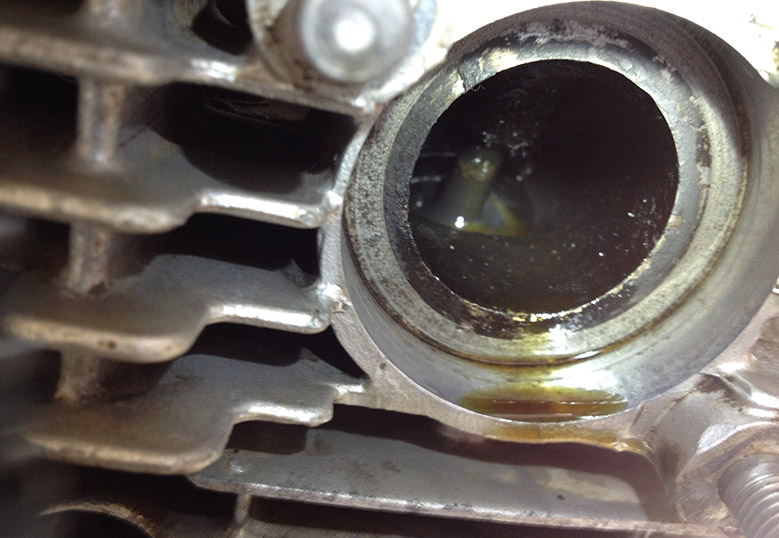Yamaha-XS1100-Leaking-Oil-Valve-Seal.jpg